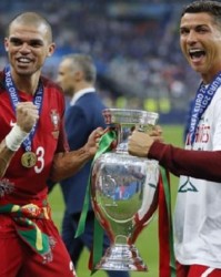  法兰克福铁卫辛特雷格红牌停赛三场遭重罚  