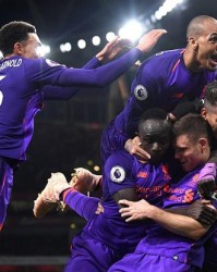  英超，利物浦主场球迷抗议票价上涨问题  