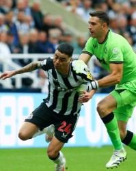  纽卡斯尔联反击锐不可当，闪电战击溃中下游球队  