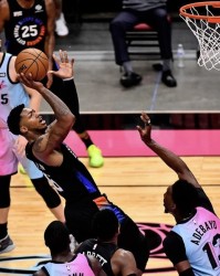  巴特勒关键球热火险胜尼克斯  